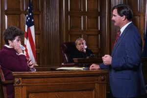 abogado defensor penal en sala de juicio