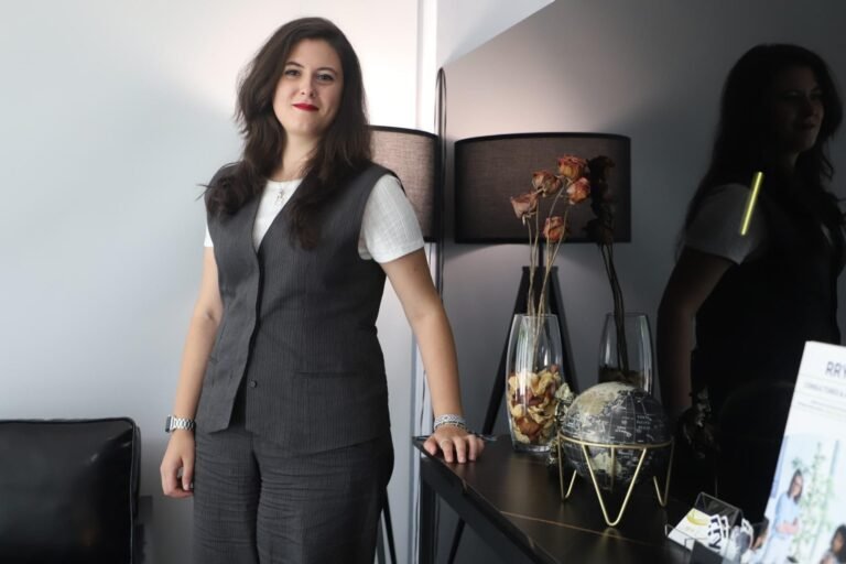 Dónde encontrar abogados matriculados en Córdoba confiables y expertos 2 abogados profesionales en oficina moderna cordoba