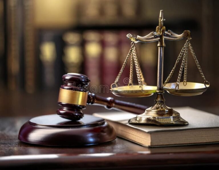 balanza justicia con documentos legales