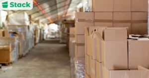 cajas de carton apiladas en mercado local