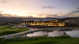 casa club moderna con areas recreativas sociales