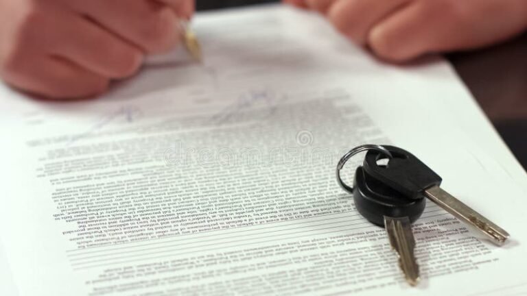 Cómo Hacer Un Aviso De No Renovación De Contrato De Alquiler En Argentina 5 contrato de alquiler firmado y llaves sobre mesa