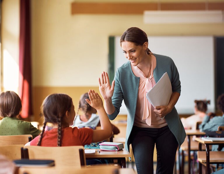 docente ensenando en aula con alumnos atentos
