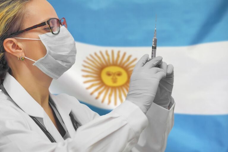 dos tarjetas de salud argentinas superpuestas