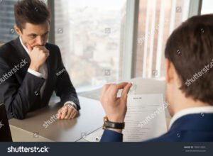 empleado preocupado revisando documentos laborales 1