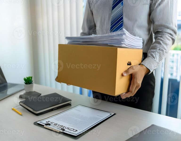 empleado saliendo de oficina con caja personal