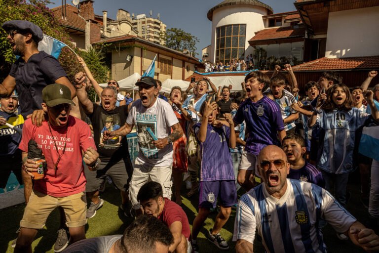 Cómo Funciona La Jubilación Por Hijos En Argentina Y Quiénes La Pueden Solicitar 13 familia argentina celebrando con monedas y papeles