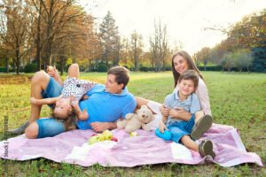 familia con ninos jugando en parque