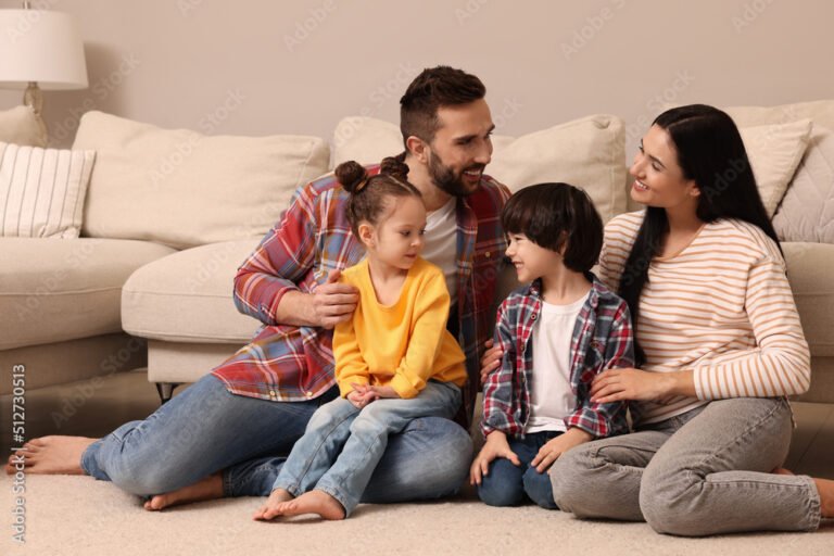 Cuáles son las obligaciones legales con los hijos de mi pareja 3 familia feliz compartiendo tiempo juntos