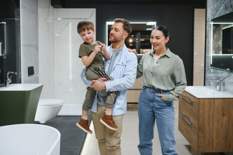 familia feliz con bano renovado moderno