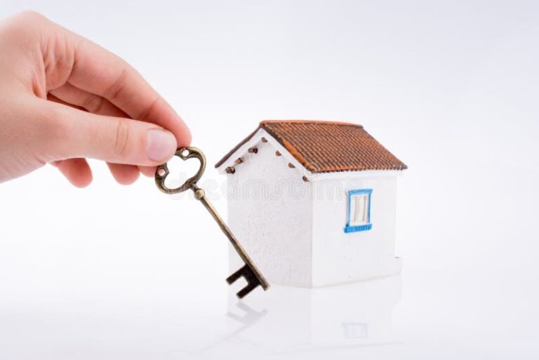 Qué significa sin franquicia en seguros y cómo funciona 20 mano entregando llave de casa segura