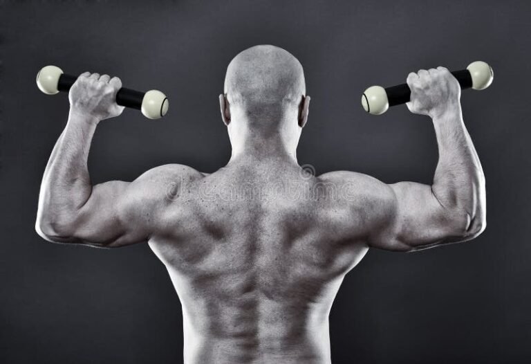 Qué Diferencia Hay Entre Poder y Fuerza en Distintos Contextos 6 mano levantando peso y luz brillante