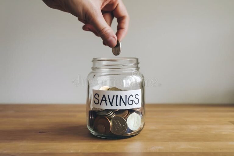 manos ahorrando dinero en frasco transparente