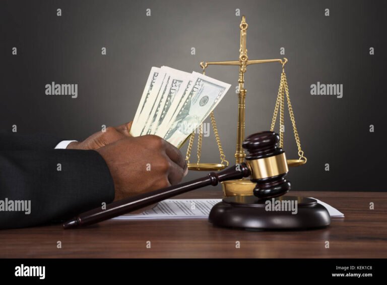 Qué Actividades Están Exentas Del Impuesto Sobre Ingresos Brutos 2 manos contando dinero y documentos legales