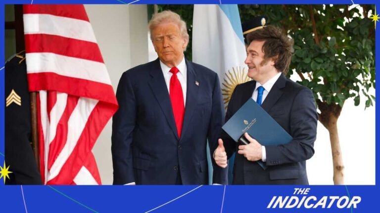 Quién pagó la deuda externa de Argentina y cómo impactó en el país 14 manos entregando dinero con bandera argentina