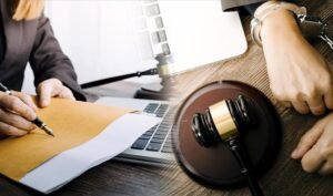 manos firmando documentos legales musica argentina