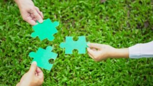 manos uniendo piezas de rompecabezas sociales