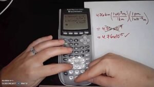 manos usando calculadora cientifica moderna