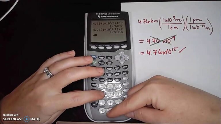 manos usando calculadora cientifica moderna