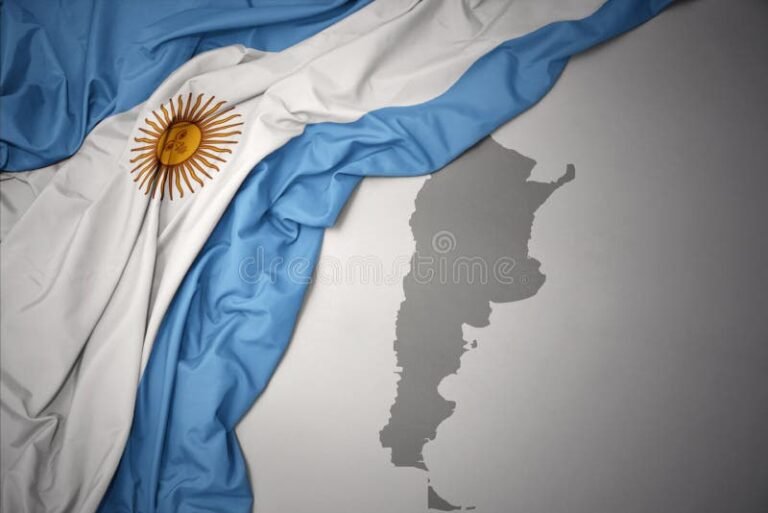 Cuál es la forma correcta: Argentinean o Argentinian 7 mapa de argentina con bandera ondeando