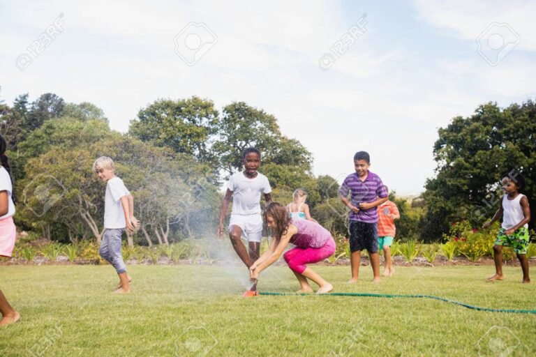 ninos jugando libres en un parque soleado