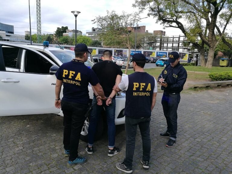 oficial de policia en aeropuerto argentino