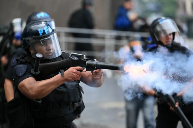 Cómo Puedo Revisar Mis Antecedentes Penales en Argentina 27 oficina de policia argentina documentos mano