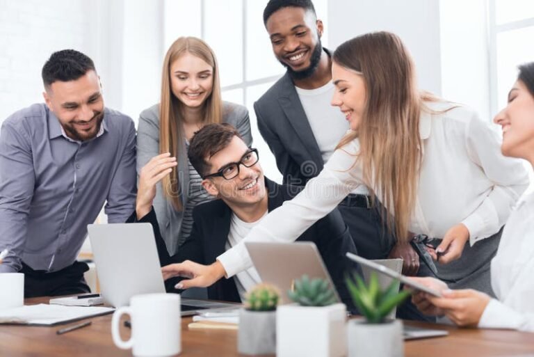 Cómo Crear Una Sociedad Anónima Simplificada (SAS) En Argentina 6 oficina moderna con equipo trabajando en startup