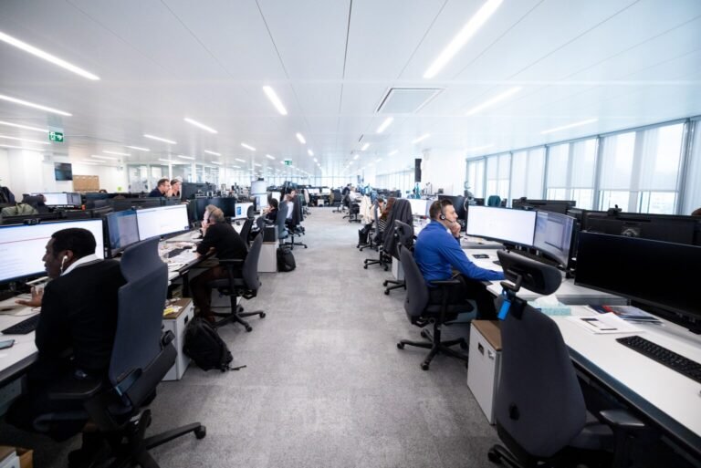 Qué servicios ofrece Yazaki Argentina SRL y dónde está ubicada 8 oficina moderna de yazaki argentina srl