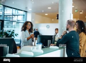 oficina municipal con personas pagando servicios