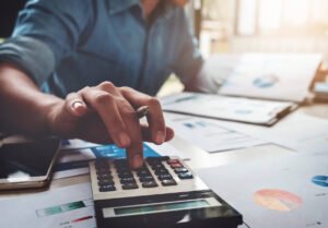 persona calculando indemnizacion con calculadora