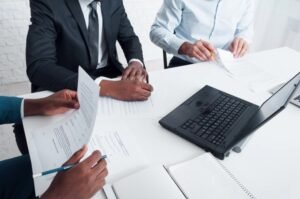 persona entregando documentos en oficina publica