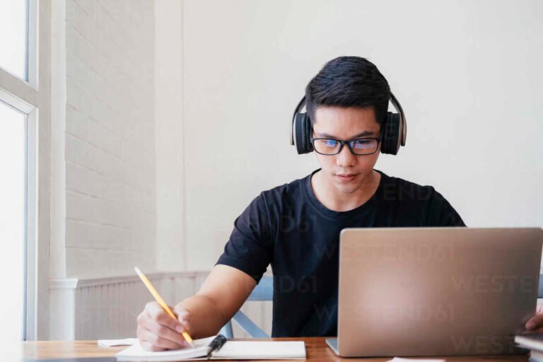 persona estudiando online con computadora portatil