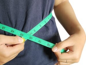 persona midiendo contorno con cinta metrica