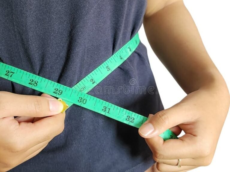 persona midiendo contorno con cinta metrica