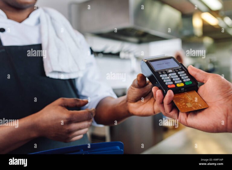 Cuál Es El Monto Máximo Que Se Puede Pagar En Rapipago 2 persona pagando factura en mostrador de pago