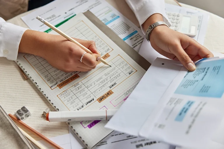 Cómo Saber Cuánto Cobro Este Mes Según Mi Trabajo y Descuentos 7 persona revisando recibo de sueldo detallado