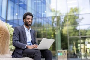 persona sonriente trabajando en laptop al aire libre