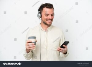 persona trabajando con smartphone y auriculares