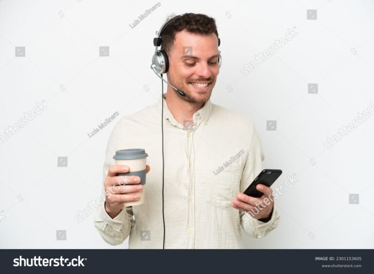 persona trabajando con smartphone y auriculares