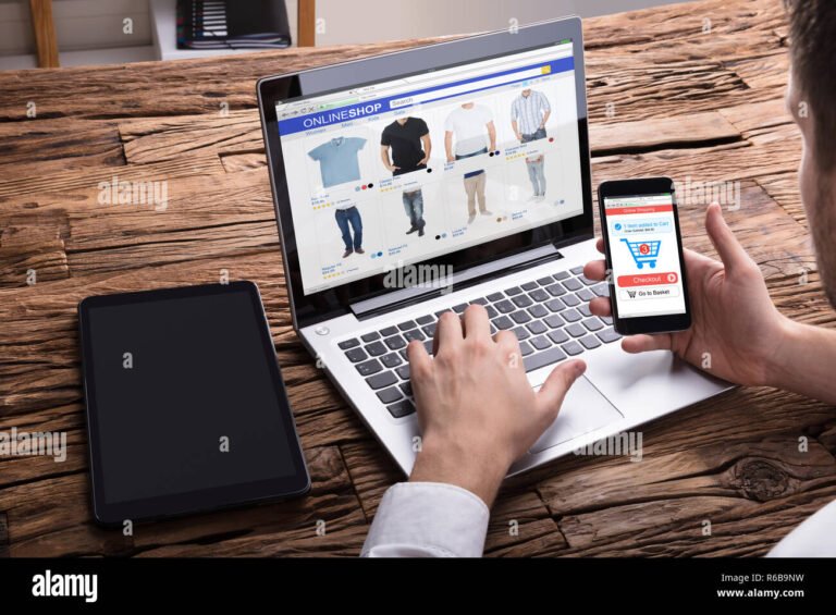 persona usando aplicacion movil en computadora portatil