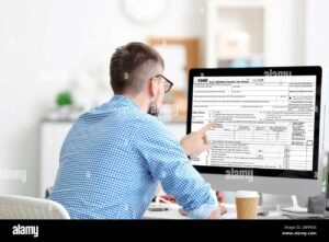 persona usando computadora con documentos fiscales