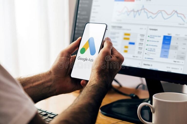 Cómo Acceder Al Plan Potenciar Trabajo De ANSES En Argentina 22 persona usando computadora con fondo argentino