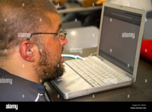 persona usando computadora y dni argentino