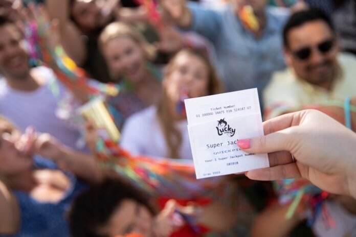 Cuándo es el séptimo sorteo de Mi Pieza y cómo participar 2 personas celebrando con boletos de loteria