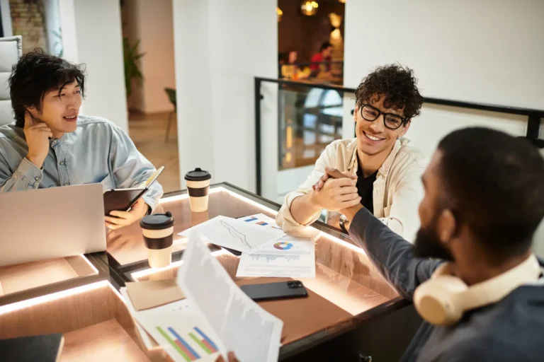 Cómo Impactan Los Efectores Sociales en El Monotributo 4 personas interactuando en reunion social informal