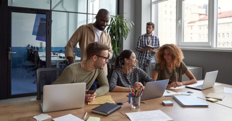 Cómo Saber Si Soy Beneficiario del Programa Fomentar Empleo 28 personas trabajando en equipo en oficina moderna