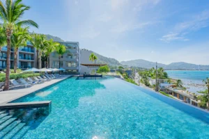 piscina frente al mar en resort tropical