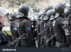 policia bonaerense en uniforme patrullando ciudad