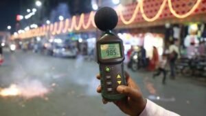 policia midiendo niveles de ruido urbano